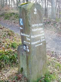 steinerner Wegweiser